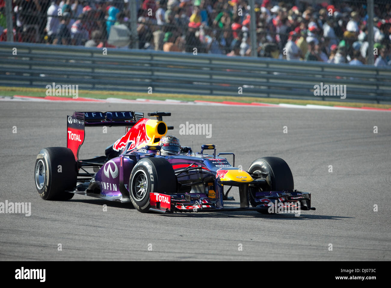 Deutschen Fahrer Sebastian Vettel beim Grand Prix auf der Rennstrecke von Amerika USA verfolgen außerhalb von Austin. Stockfoto