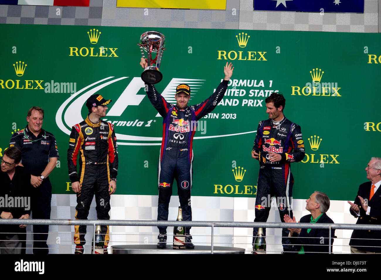 Sieger Sebastian Vettel hisst Siegerpokal beim United States Grand Prix auf der Rennstrecke von der Amerika-Strecke in der Nähe von Austin Stockfoto