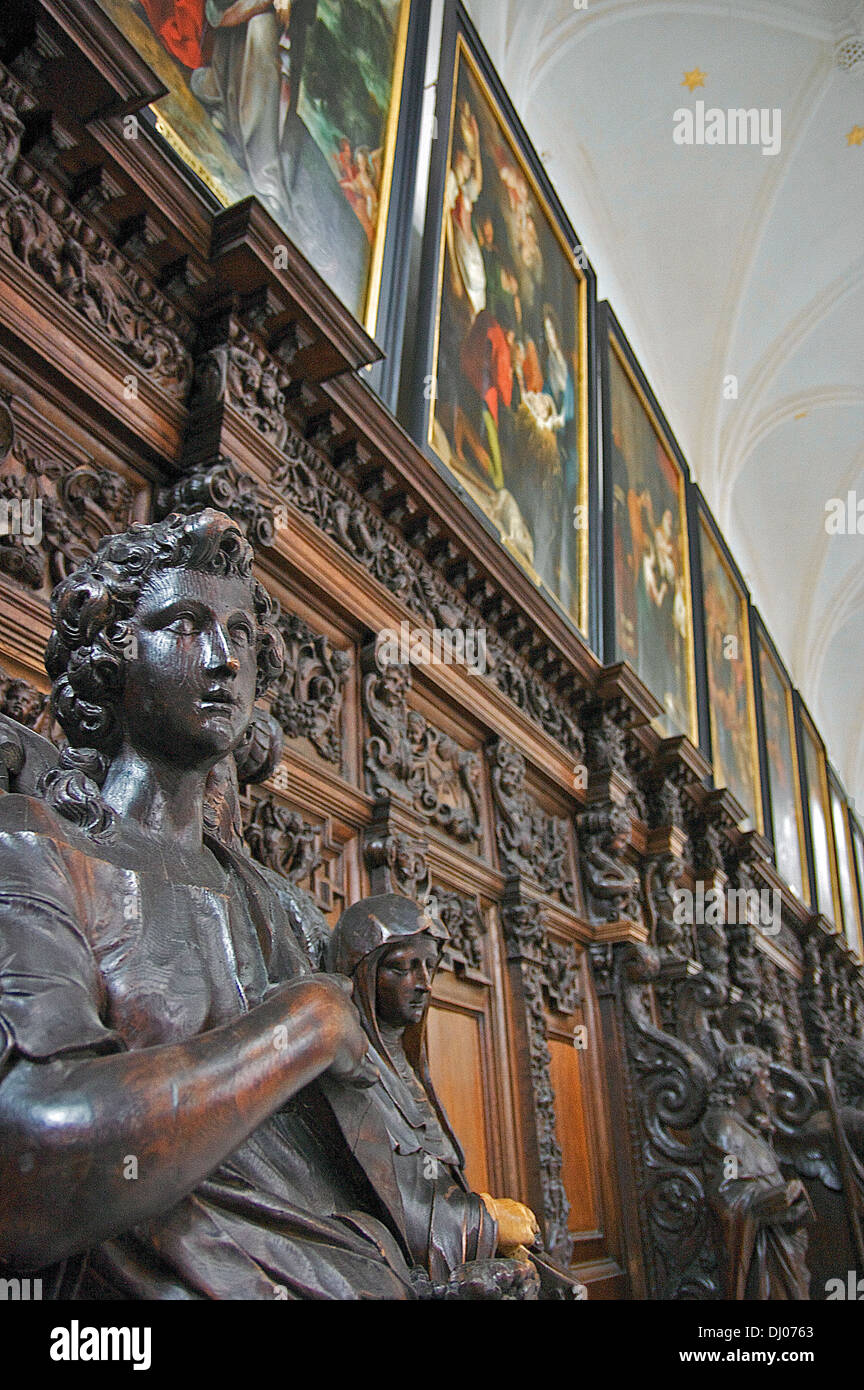 Gemälde und Skulpturen geschnitzt in das Holz der Antwerpener St. Pauls-Kirche Stockfoto