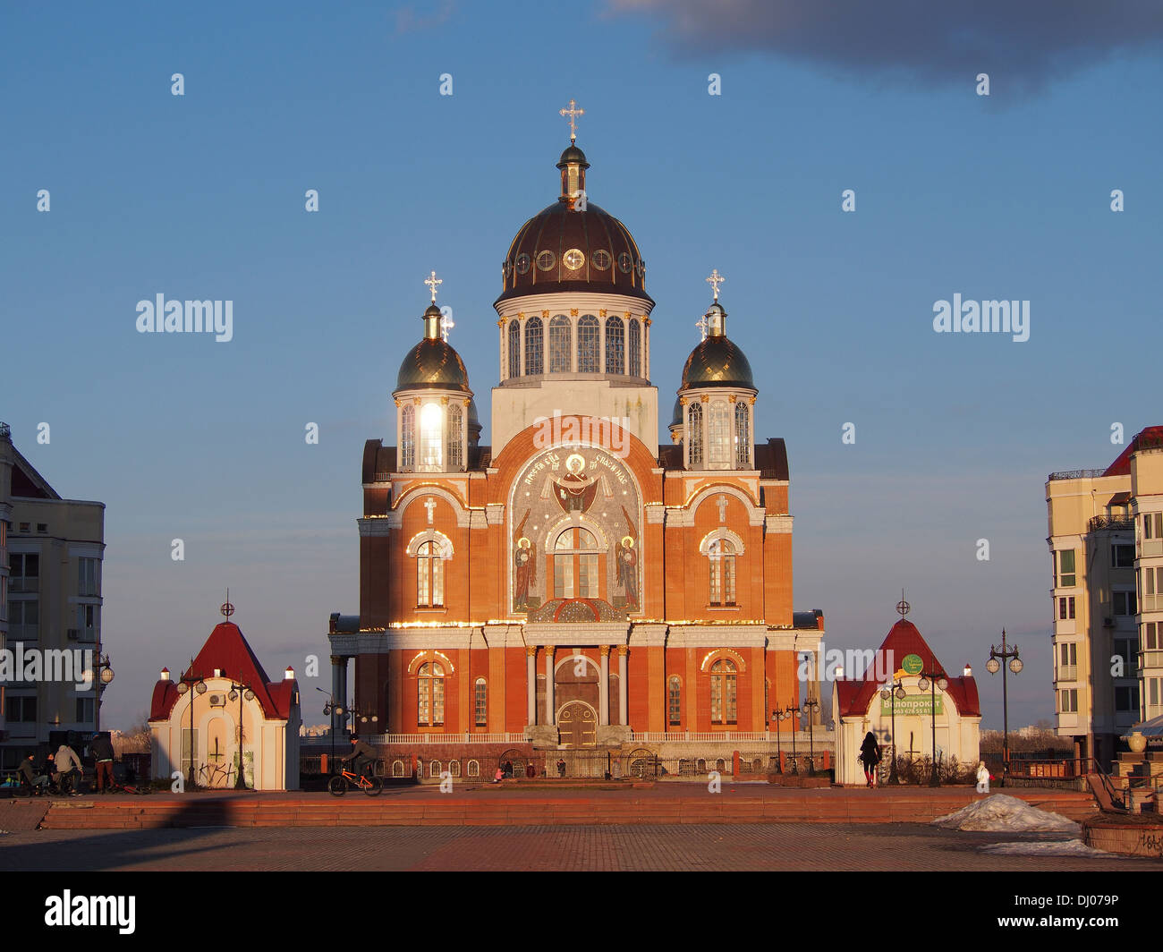 Kirche der Heiligen Jungfrau Maria Schutz, Obolon, Kiew, bei Sonnenuntergang Stockfoto