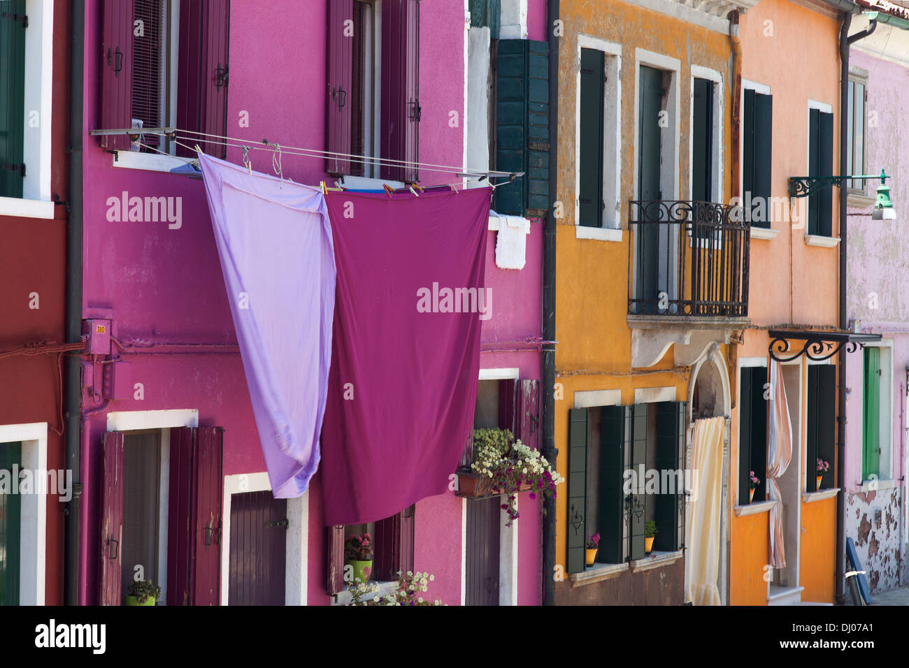 Burano - bunte Häuser mit Trocknen von Kleidung an der Fassade Stockfoto