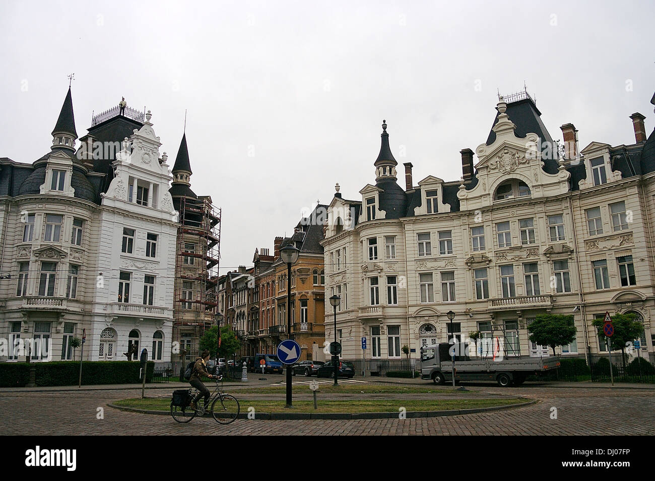 Ein Radfahrer in der Nähe von palastartigen Häusern unter die eklektische Architektur des Antwerpener schöne Zurenborg Nachbarschaft Pedale Stockfoto