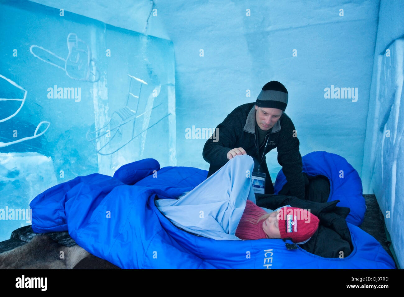 Vater seiner Tochter in Schlafsack auf dem Eisbett stopfte, Eishotel ... Vater seiner Tochter in Schlafsack auf dem Eisbett stopfte, Eishotel ...