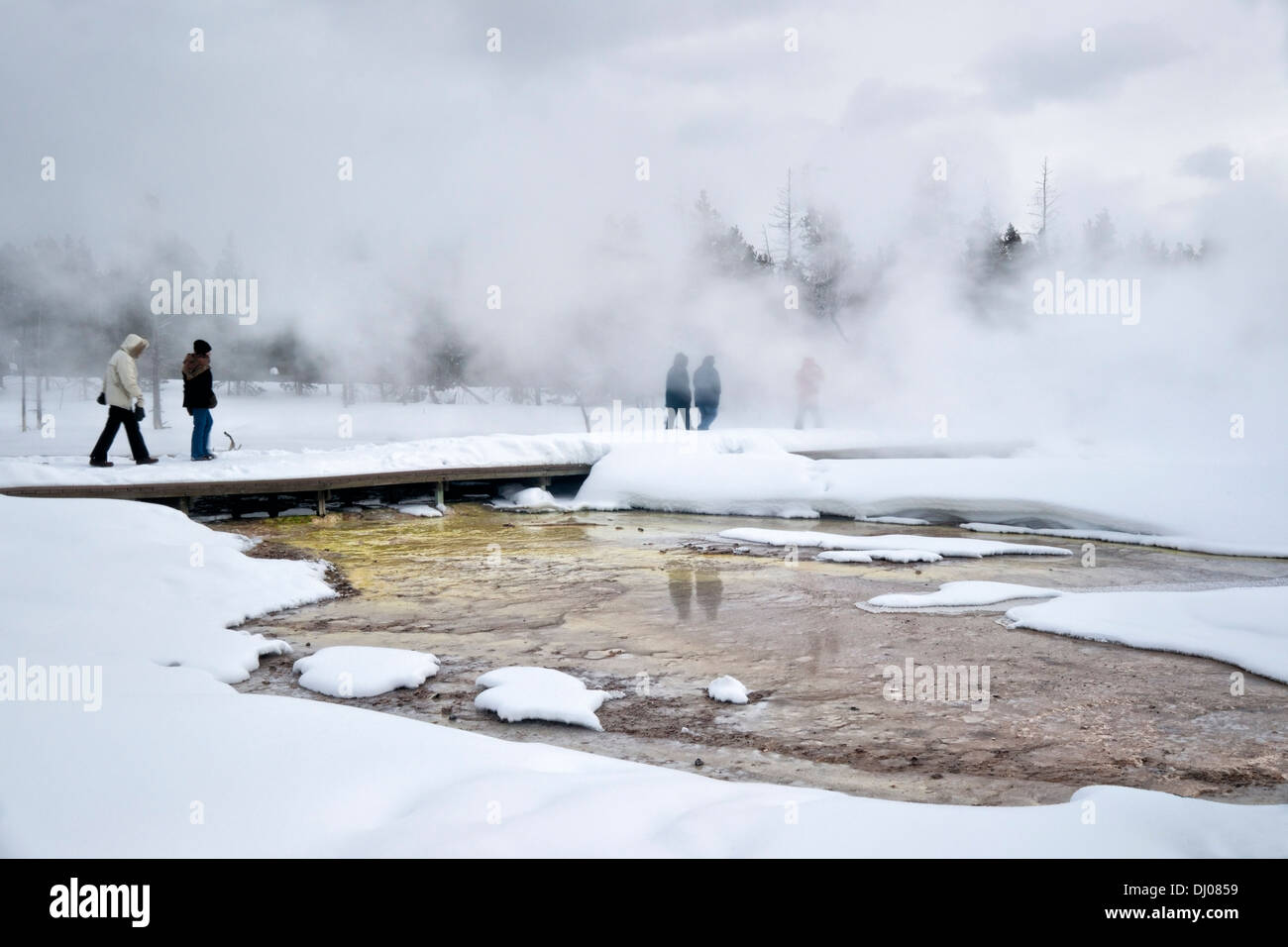 Touristen am Brunnen Farbtopf in Winter, Yellowstone National Park, UNESCO World Heritage Site, Wyoming, USA, Nordamerika Stockfoto