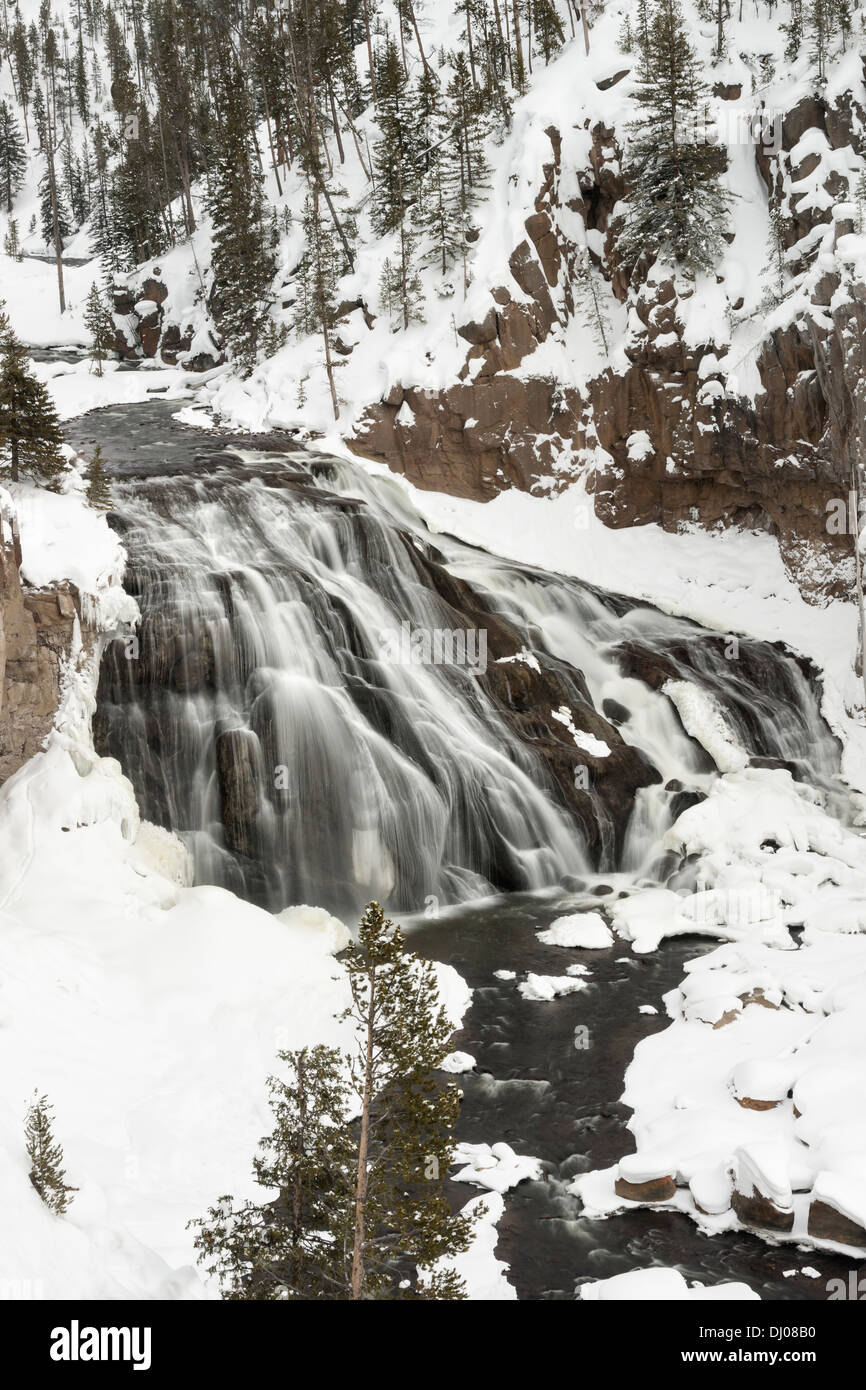 Wasserfall und Fluss im Yellowstone-Nationalpark, Wyoming, USA, Nordamerika Stockfoto
