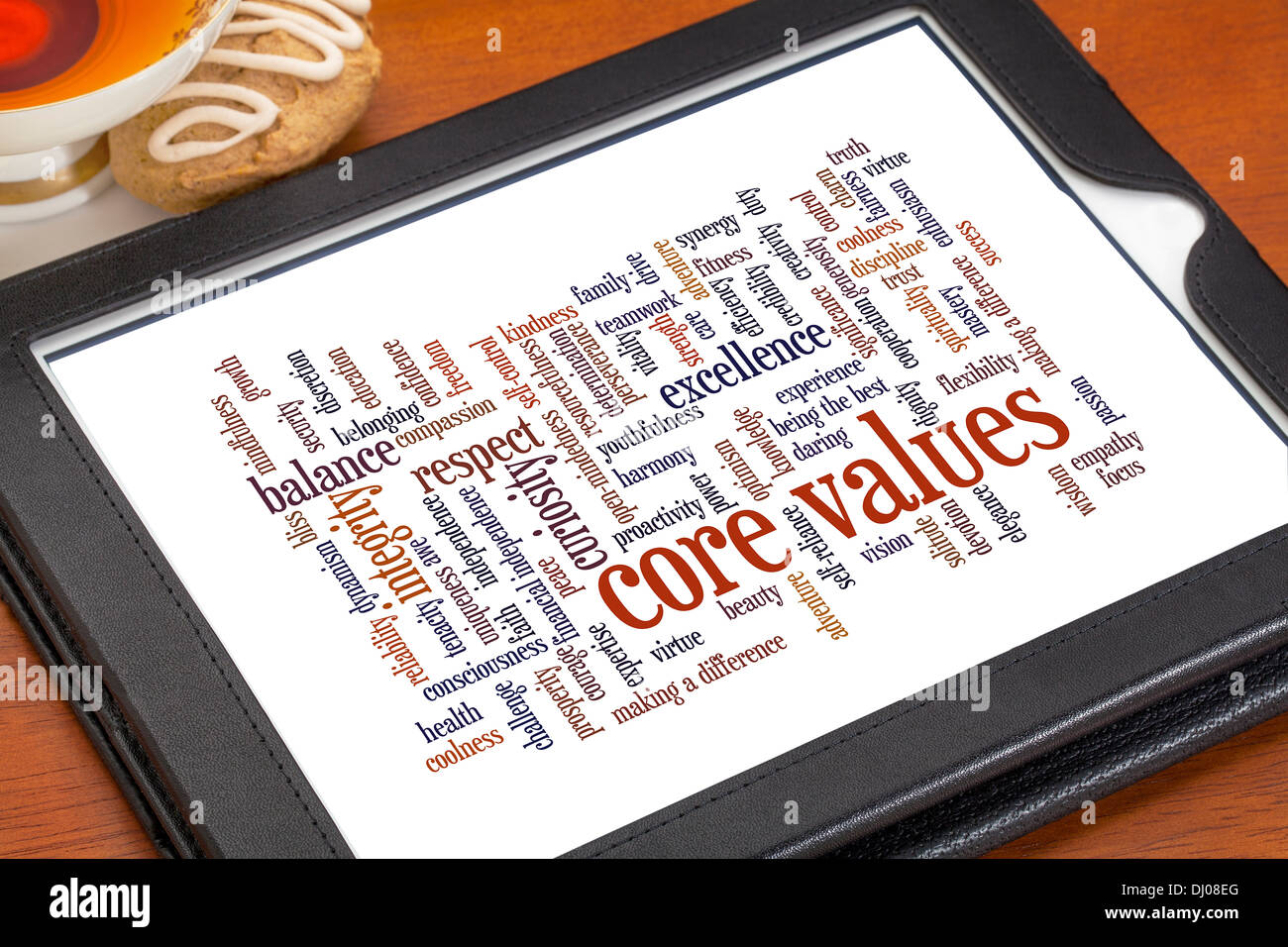Wortwolke möglich Grundwerte auf einem digitalen Tablet mit einer Tasse Tee und Cookies Stockfoto