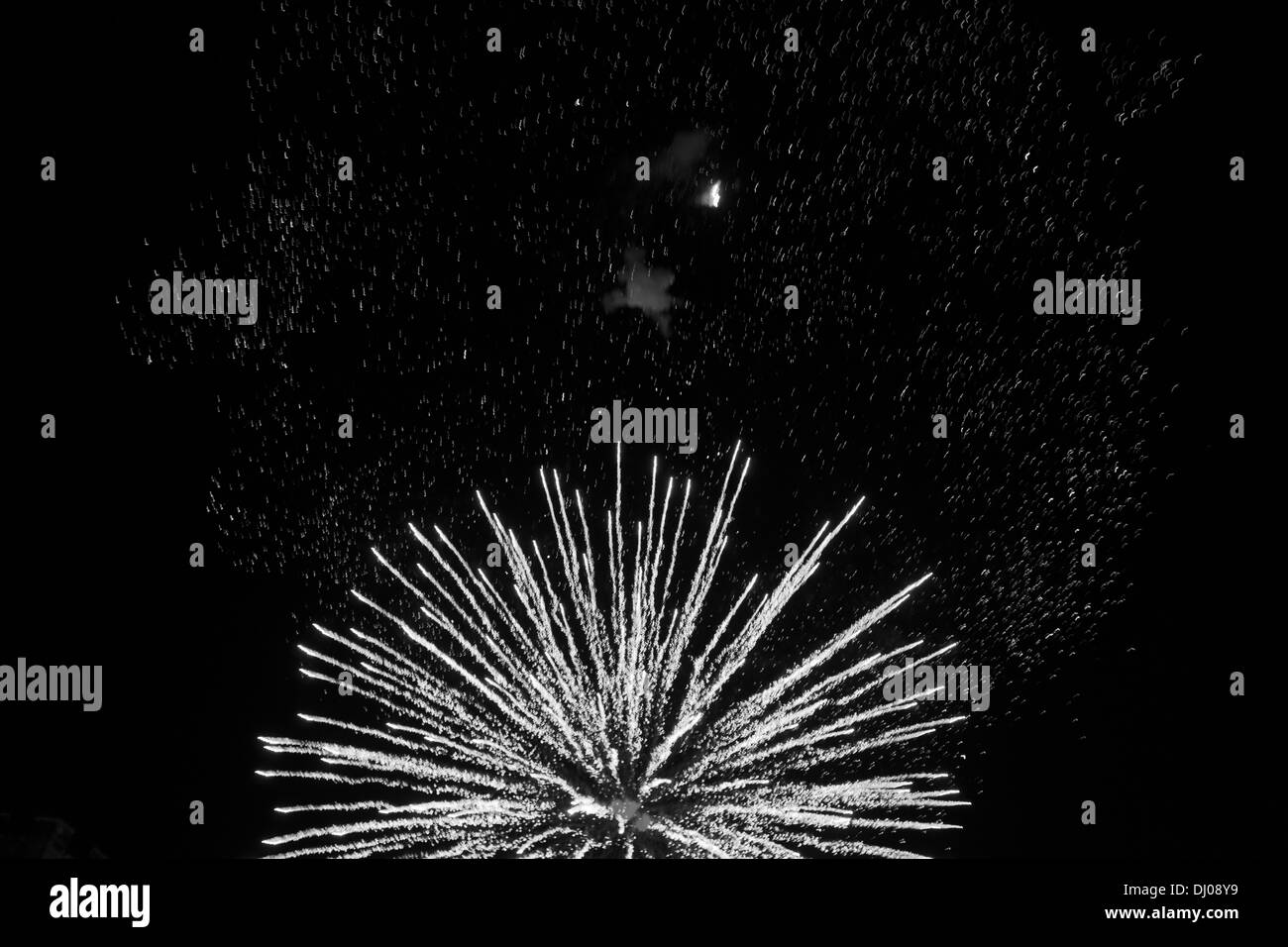 buntes Feuerwerk explodieren Burg Nachthimmel Stockfoto