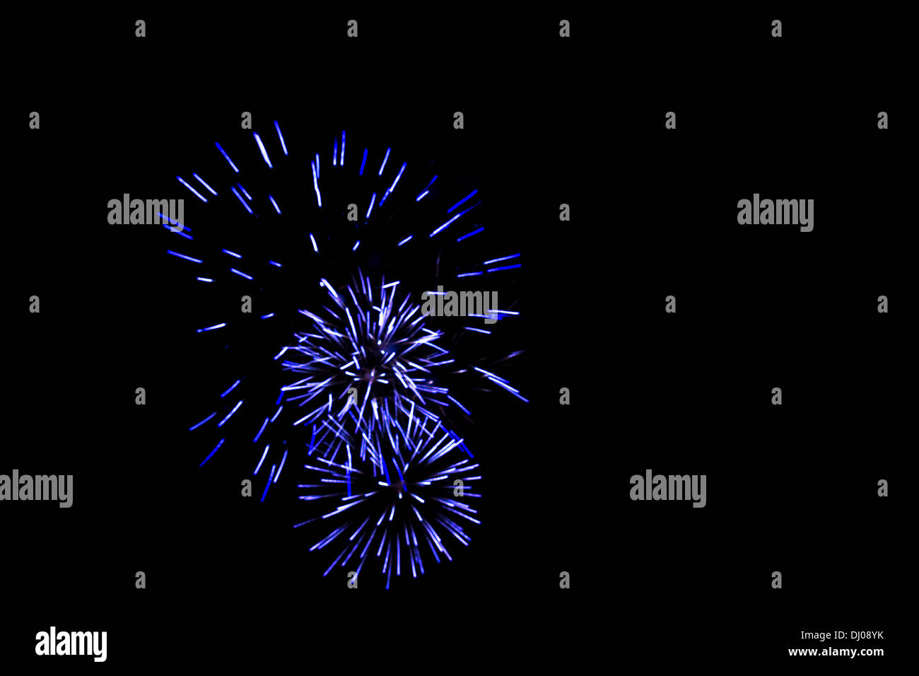 buntes Feuerwerk explodieren Burg Nachthimmel Stockfoto