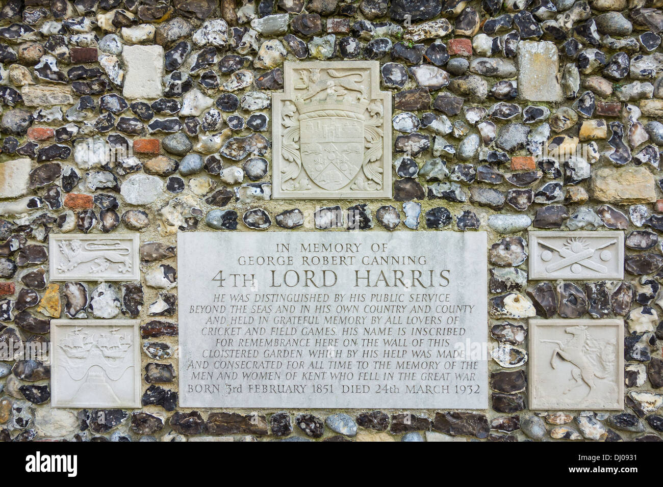 George Robert Canning Harris, 4. Lord Harris Memorial. An der Wand des abgeschiedenen Garten auf die Kathedrale von Canterbury. Stockfoto