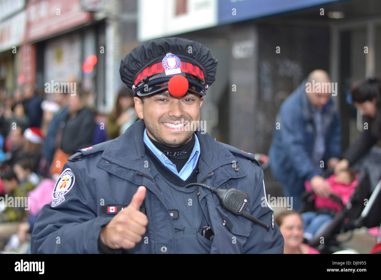Toronto, Kanada. 17. November 2013. Tausende von Torontonians säumten die Straßen der Innenstadt um einen Blick auf Santa Claus erhaschen. © Nisarg Fotografie/Alamy Live-Nachrichten Stockfoto