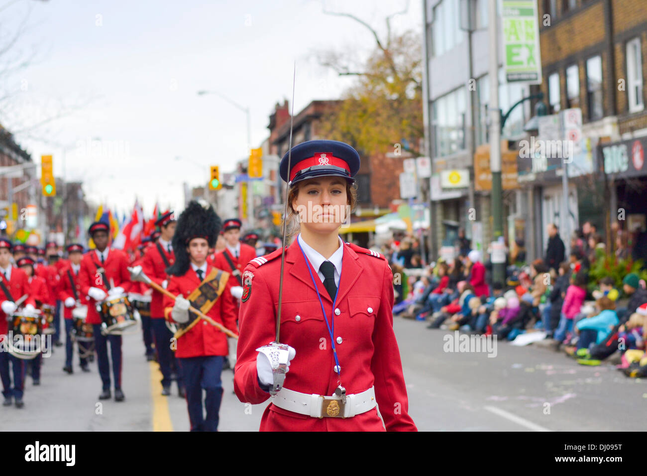 Toronto, Kanada. 17. November 2013. Tausende von Torontonians säumten die Straßen der Innenstadt um einen Blick auf Santa Claus erhaschen. © Nisarg Fotografie/Alamy Live-Nachrichten Stockfoto