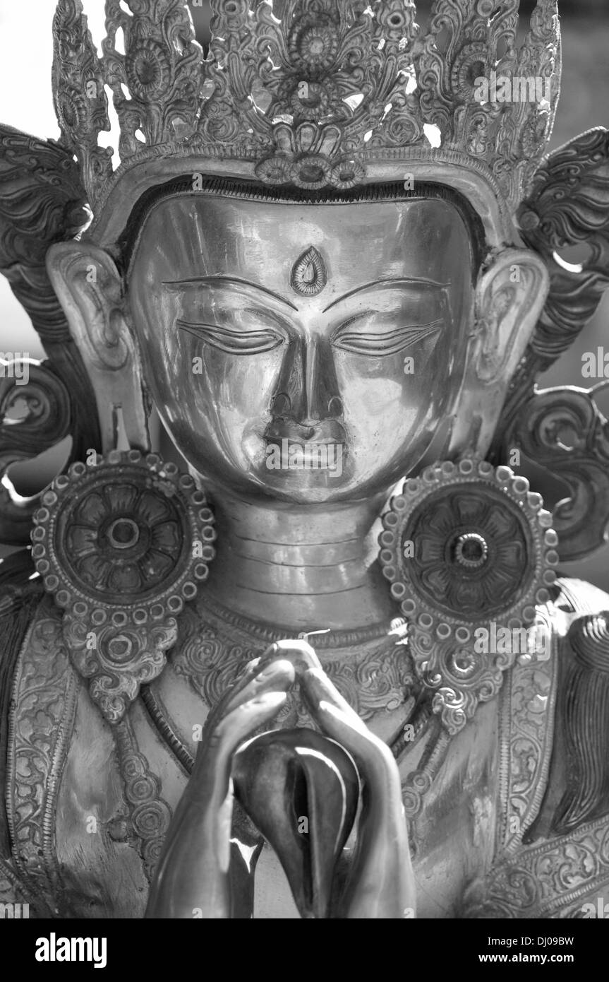 Buddhistische Bronze Statue von Manjushri Unterstützung von Krone und magische Waffen und Talismane in 4 Hände mit heiteren Gesicht in sepia Stockfoto
