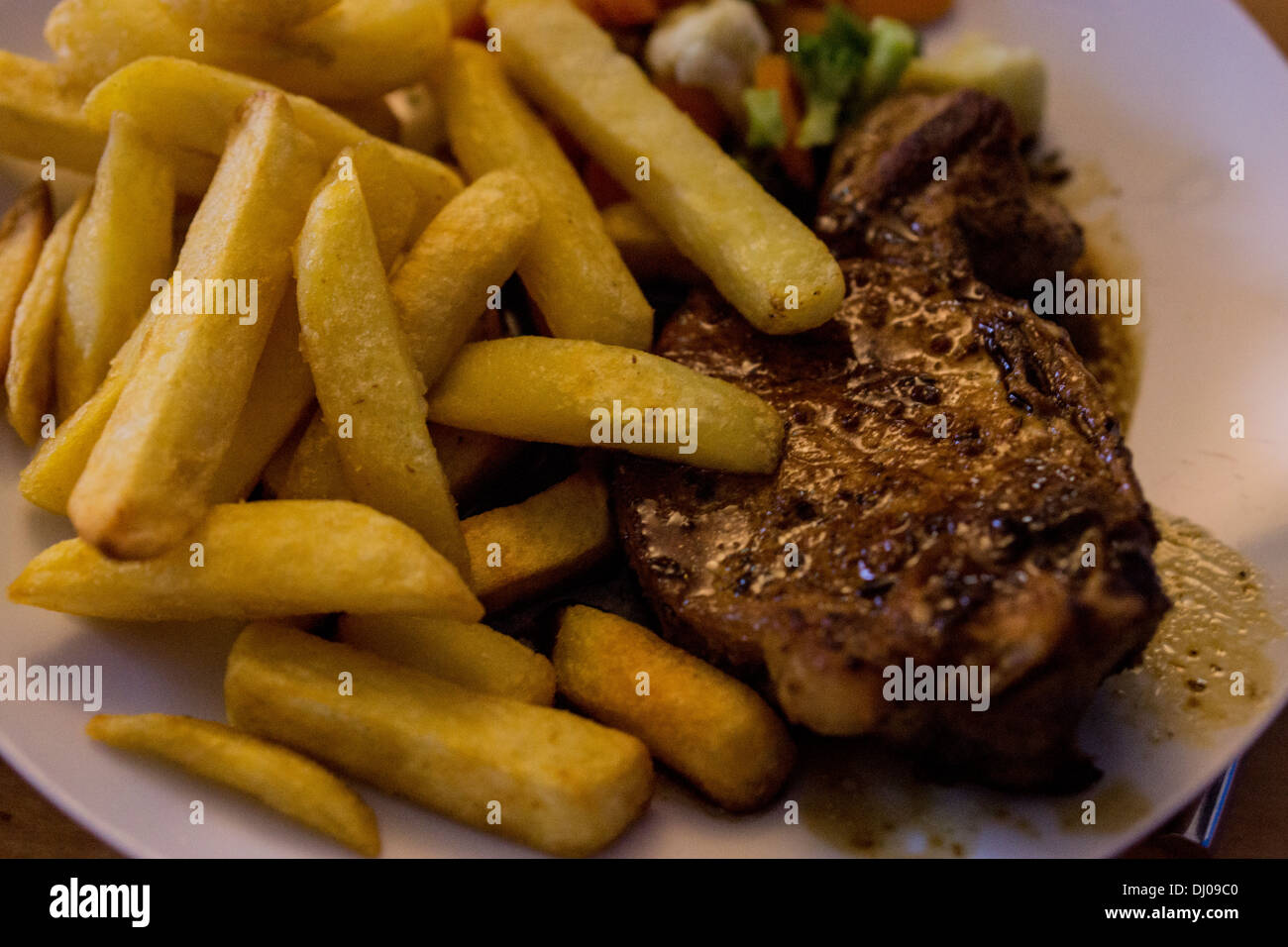 frische Lebensmittel, die gut gemacht Fleisch Soße Pommes Chips Platte Stockfoto