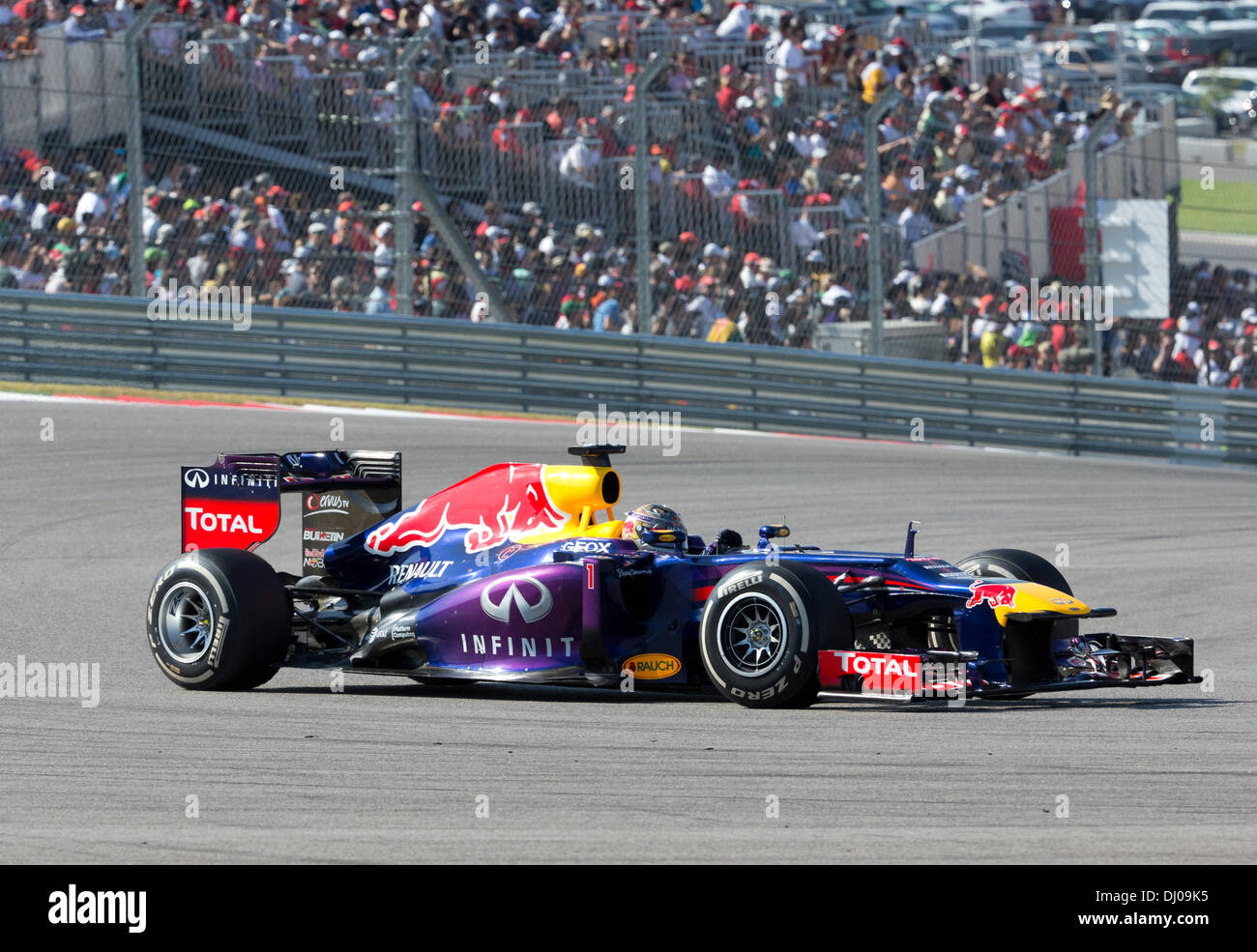 Sebastian Vettel von Red Bull Racing in der Formel 1 US-Grand Prix auf dem Circuit of the Americas verfolgen in der Nähe von Austin, TX. Stockfoto