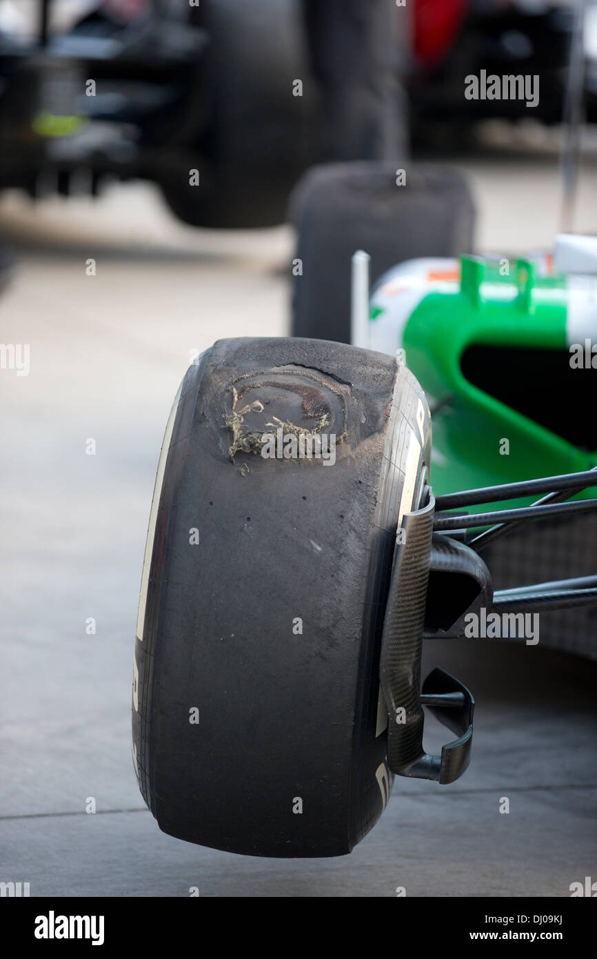 Geschredderte Reifen auf ein Caterham-Auto, das während des Formel 1 United States Grand Prix auf der Rennstrecke von der Amerika-Strecke in der Nähe von Austin, TX ausgeschlagen war. Stockfoto