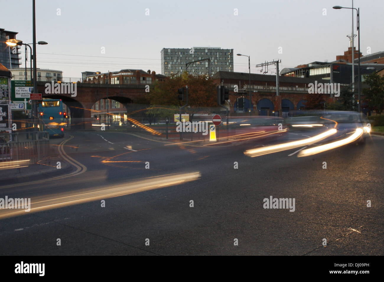 Lichtspuren auf Crown Point Road Junction, Leeds, West Yorkshire, Großbritannien Stockfoto