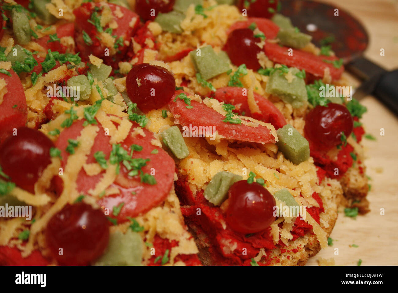 Bild des Pizza Neuheit Kuchen mit marzipan Stockfoto