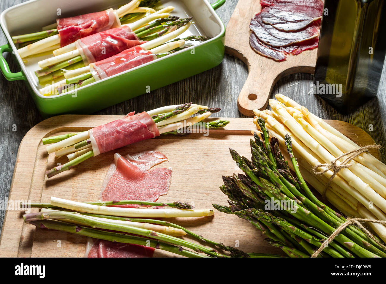 Zubereitung Spargel mit Schinken Stockfoto