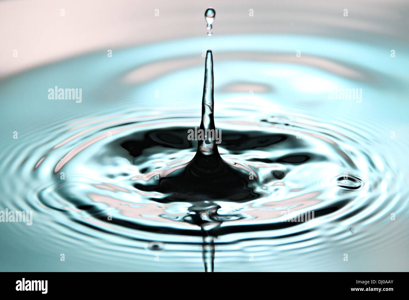 Closeup Bildern Wassertropfen eine schöne Form auf blauen und weißen Hintergrund. Stockfoto