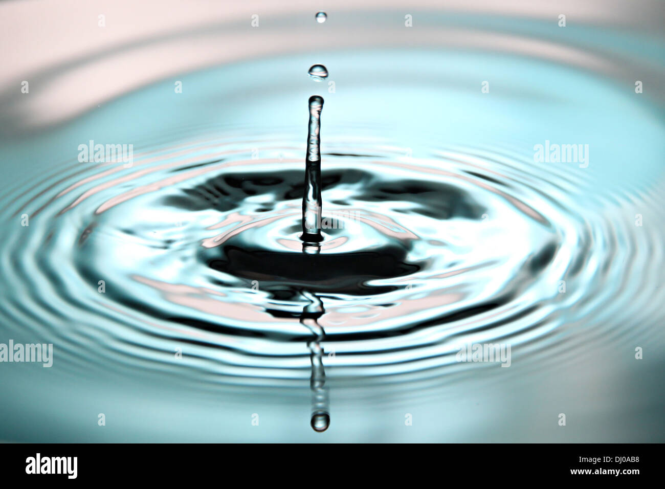 Closeup Bildern Wassertropfen eine schöne Form auf blauen und weißen Hintergrund. Stockfoto