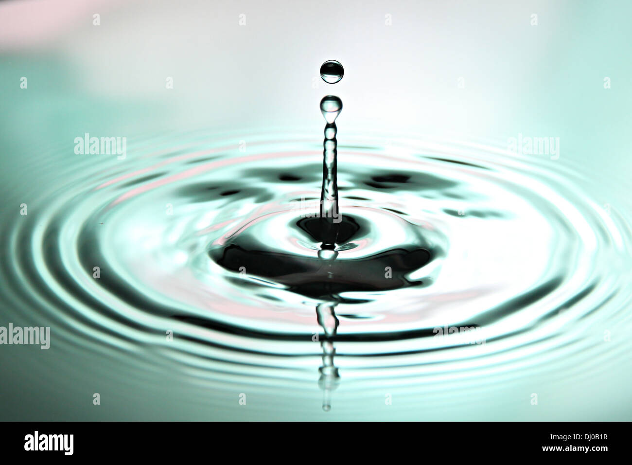 Closeup Bildern Wassertropfen eine schöne Form auf grüner und weißer Hintergrund. Stockfoto