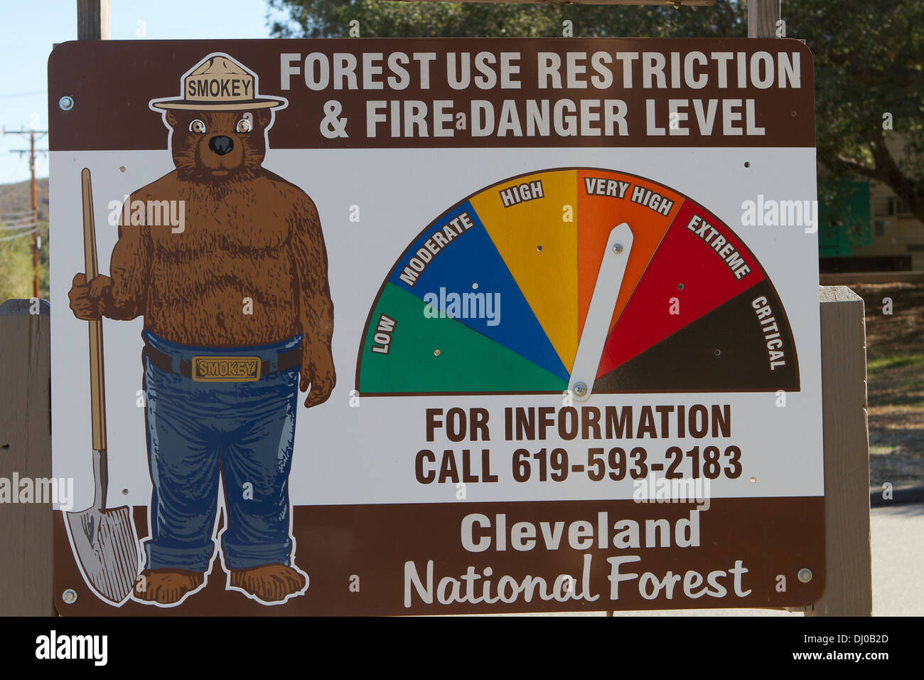 Smokey Bär Feuer Ebene Warnschild in den Cleveland National Forest in Südkalifornien während starke Santa-Ana-Winde Stockfoto