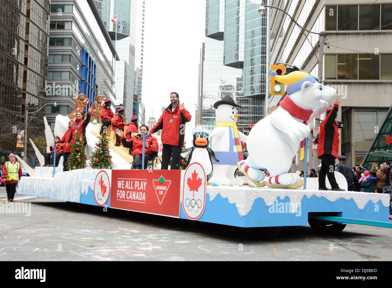 Toronto, Kanada. 17. November 2013. Canadian Tire Winter olympische Motto Schwimmer Paraden auf