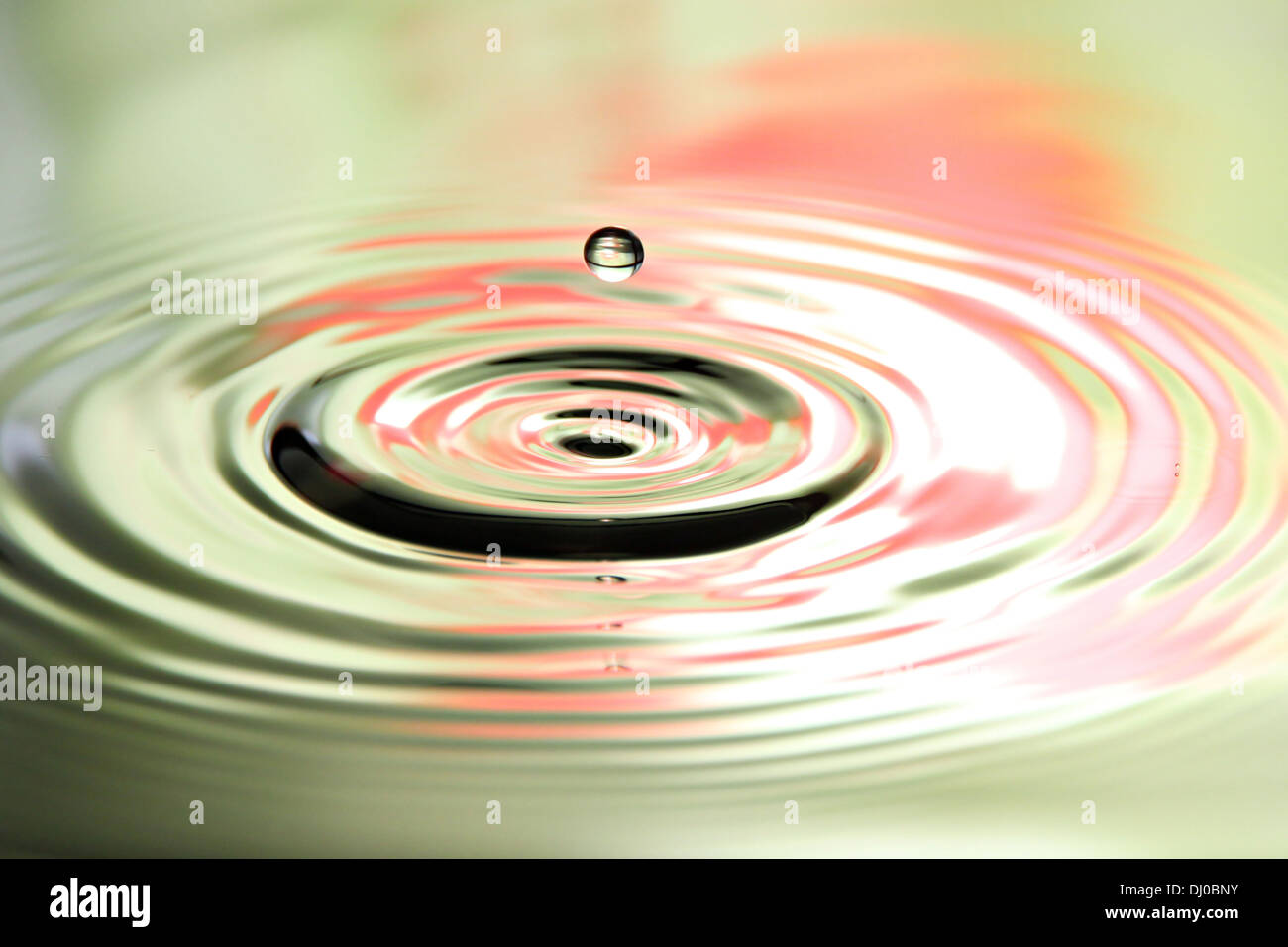 Closeup Bildern Wassertropfen eine schöne Form auf farbigen Hintergrund. Stockfoto