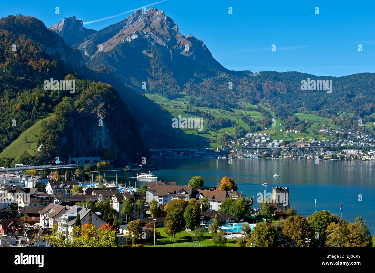Die Gemeinde Stansstad am Vierwaldstättersee (Vierwaldstättersee) mit dem Pilatus, Kanton Nidwalden. Schweiz Stockfoto
