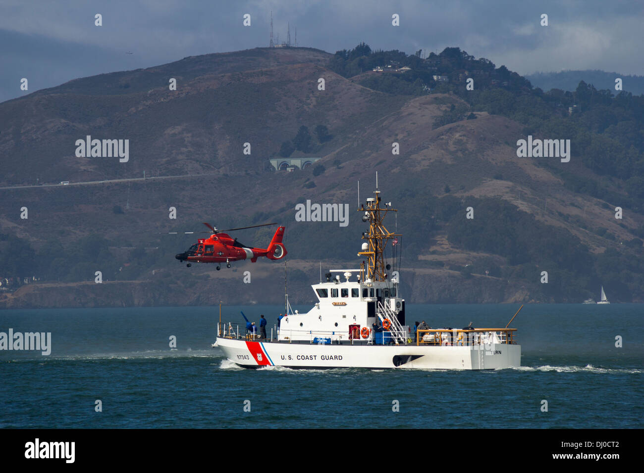 Patrouillenboot der U.S. Coast Guard und Hubschrauber patrouillieren in der Bucht von San Francisco, San Francisco, Kalifornien, USA. Stockfoto