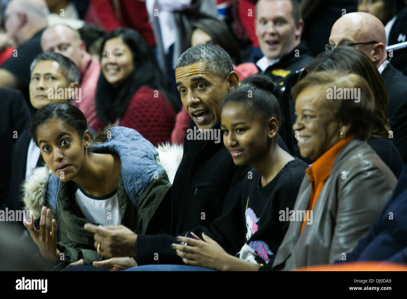 College Park, Maryland, USA. 17. November 2013. (L-R) Tochter Malia Obama Präsident Barack Obama, Sasha Obama und Marian Robinson besuchen die Männer NCAA Basketball-Match zwischen der University of Maryland und Oregon State University im Comcast Center in College Park, Maryland, USA, 17. November 2013. Obama Schwager Craig Robinson ist der Cheftrainer der Oregon State-Team. Bildnachweis: Drew Angerer / Pool über CNP/Dpa/Alamy Live News Stockfoto