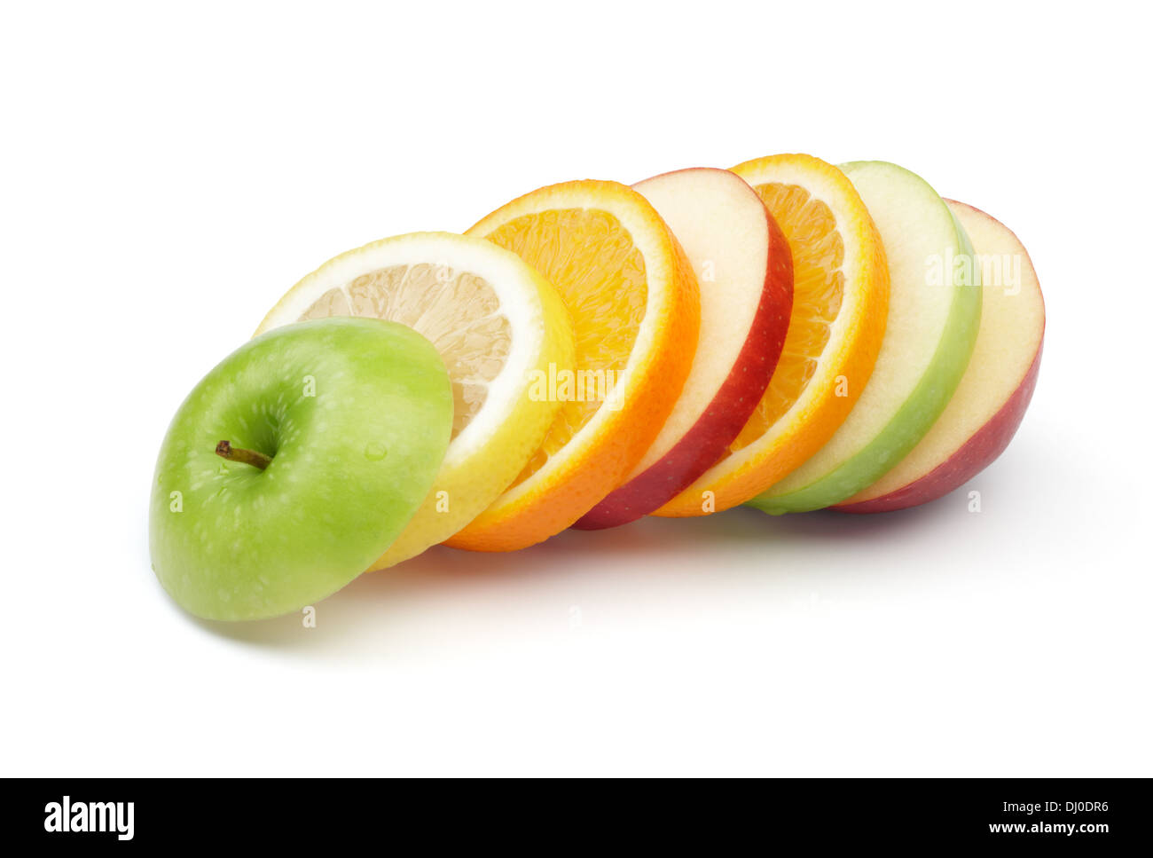 verschiedene Arten von Obst in Scheiben gelegt auf weißem Hintergrund Stockfoto