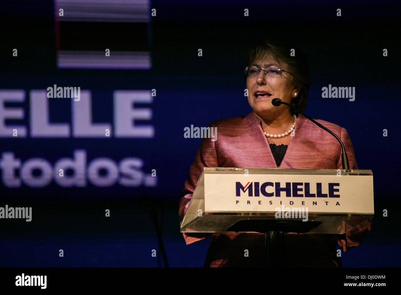 Santiago Del Chile, Chile. 17. November 2013. Chilenische Wahlen: Hunderte feiern den Triumph des Michelle Bachelets Koalition Nueva Bürgermeister im Hotel San Francisco im Zentrum von Santiago. Bachelet 47 Prozent der Stimmen erhält, aber zurückbleibt, 50 Prozent erforderlich, um eine Stichwahl mit konservativen Kandidaten Evelyn Matthei, zu vermeiden, die am 15. Dezember 2013 stattfinden wird. Foto: David von Blohn/NurPhoto © David Von Blohn/NurPhoto/ZUMAPRESS.com/Alamy Live-Nachrichten Stockfoto