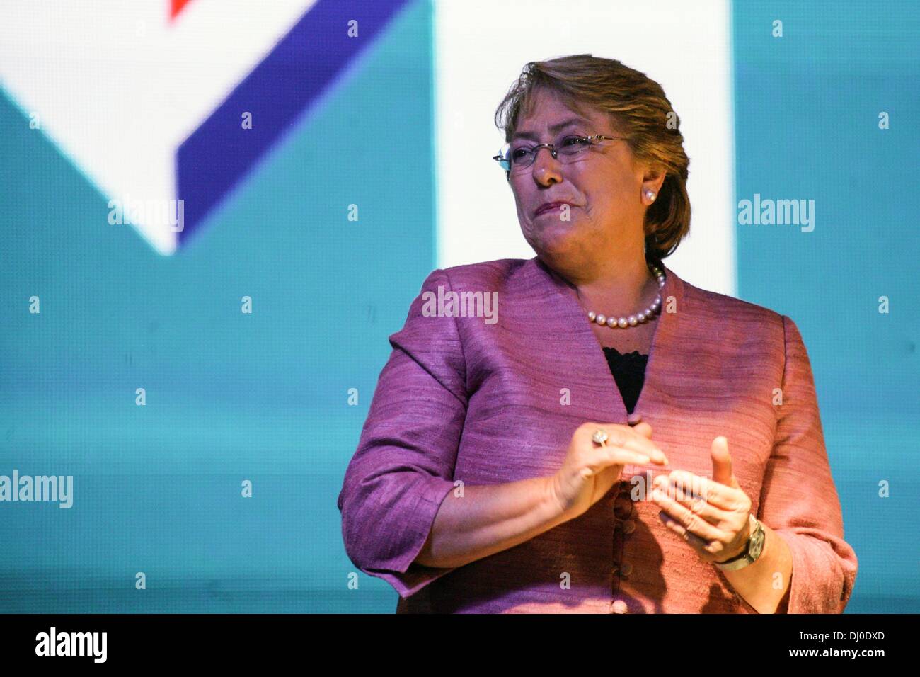 Santiago Del Chile, Chile. 17. November 2013. Chilenische Wahlen: Hunderte feiern den Triumph des Michelle Bachelets Koalition Nueva Bürgermeister im Hotel San Francisco im Zentrum von Santiago. Bachelet 47 Prozent der Stimmen erhält, aber zurückbleibt, 50 Prozent erforderlich, um eine Stichwahl mit konservativen Kandidaten Evelyn Matthei, zu vermeiden, die am 15 Dezember 2013.Photo stattfinden wird: David von Blohn/NurPhoto © David Von Blohn/NurPhoto/ZUMAPRESS.com/Alamy Live-Nachrichten Stockfoto