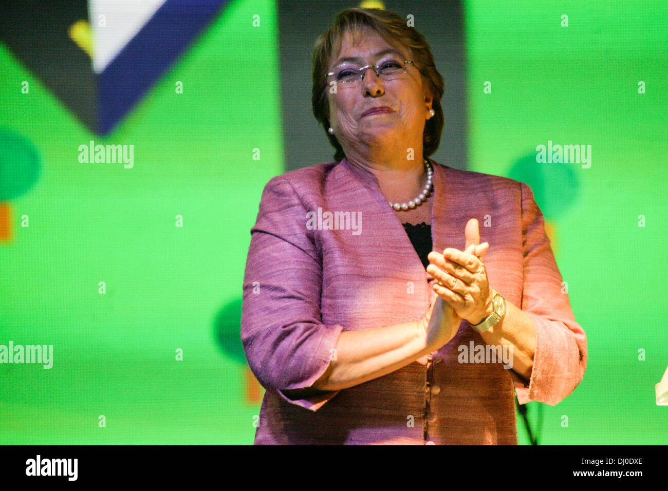 Santiago Del Chile, Chile. 17. November 2013. Chilenische Wahlen: Hunderte feiern den Triumph des Michelle Bachelets Koalition Nueva Bürgermeister im Hotel San Francisco im Zentrum von Santiago. Bachelet 47 Prozent der Stimmen erhält, aber zurückbleibt, 50 Prozent erforderlich, um eine Stichwahl mit konservativen Kandidaten Evelyn Matthei, zu vermeiden, die am 15 Dezember 2013.Photo stattfinden wird: David von Blohn/NurPhoto © David Von Blohn/NurPhoto/ZUMAPRESS.com/Alamy Live-Nachrichten Stockfoto