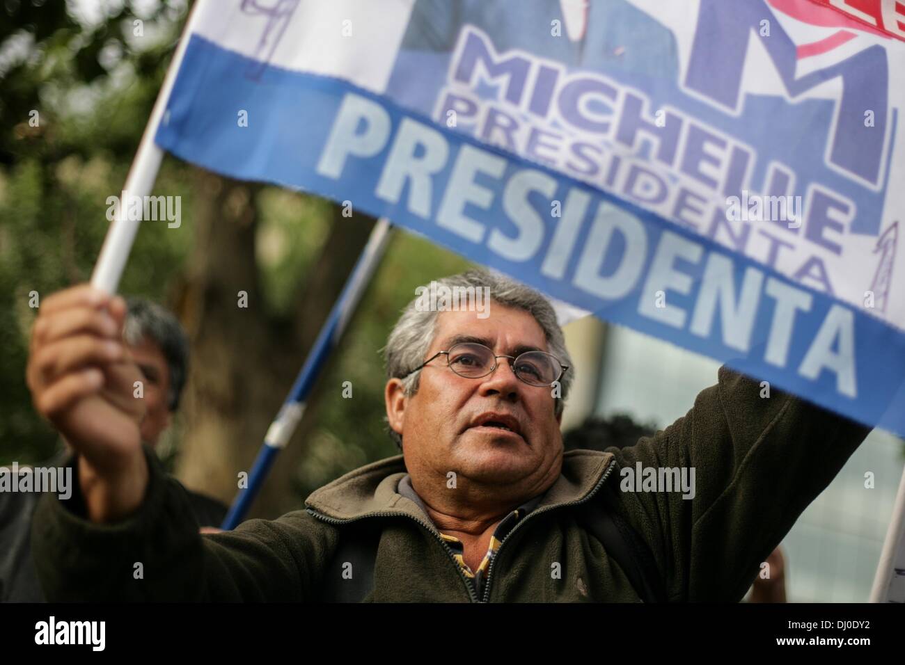 Santiago Del Chile, Chile. 17. November 2013. Chilenische Wahlen: Jorge Zuniga von Santiagoss Stadtteil Puente Alto unterstützt Michelle Bachelet im Zentrum von Santiago, kurz nachdem die ersten Ergebnisse der Wahlen bekannt gegeben werden. Hunderte feiern den Triumph des Michelle Bachelets Koalition Nueva Bürgermeister im Hotel San Francisco im Zentrum von Santiago. Bachelet 47 Prozent der Stimmen erhält, aber zurückbleibt, 50 Prozent erforderlich, um eine Stichwahl mit konservativen Kandidaten Evelyn Matthei, zu vermeiden, die am 15. Dezember 2013 stattfinden wird. Foto: David von Blohn/NurPhoto (Credit-Bild: © Stockfoto