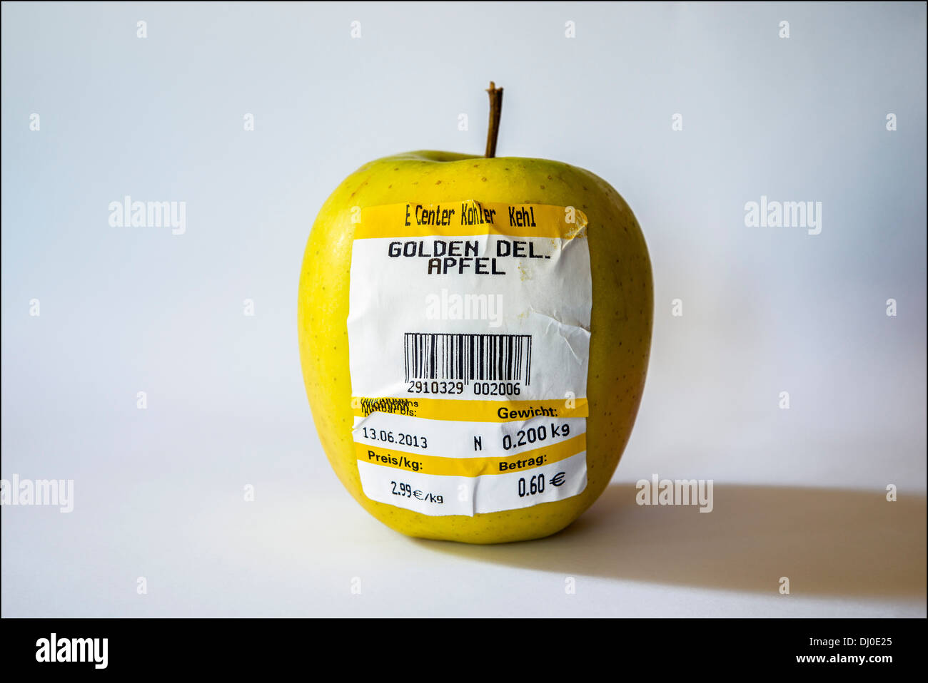 Ein Apfel Golden delicious mit deutschen Barcode-Label zeigt Gewicht und  Preis in Euro Stockfotografie - Alamy