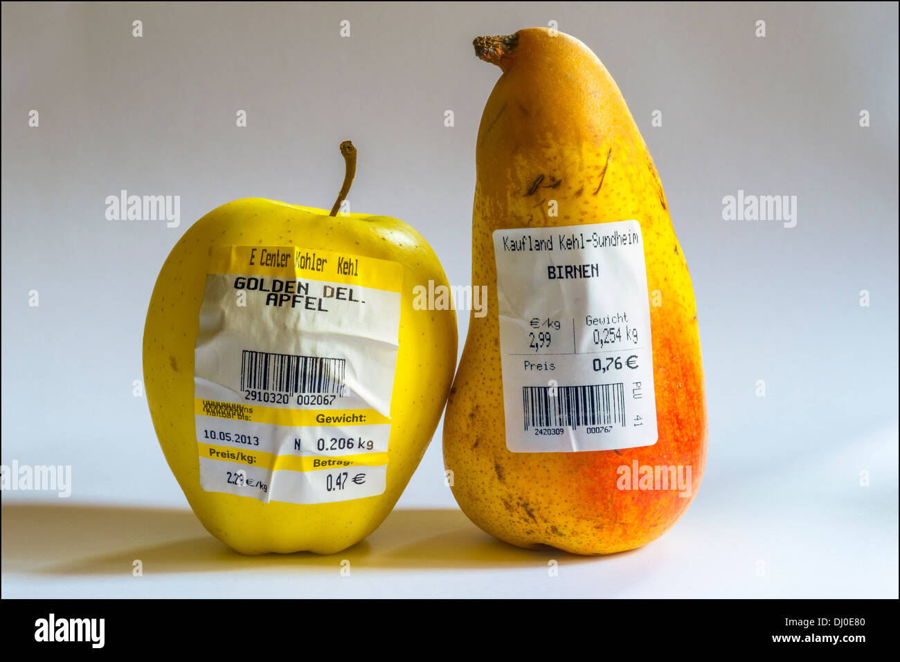 Apfel Golden delicious und Birne mit deutschen Barcode-Label zeigt Gewicht und Preis in Euro Stockfoto