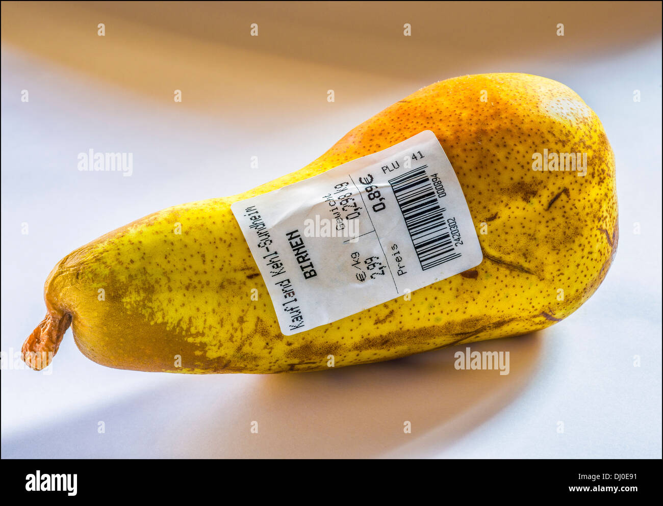 Eine Birne mit deutschen Barcode-Label zeigt Gewicht und Preis in Euro  Stockfotografie - Alamy