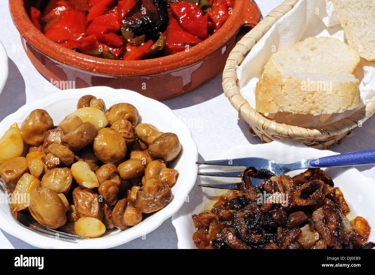 Tapas Ganze Champignons Mit Knoblauch Gebratene Zwiebeln Mit Rosinen Gebratene Paprika Und Geschnittenem Brot Spanien Stockfotografie Alamy
