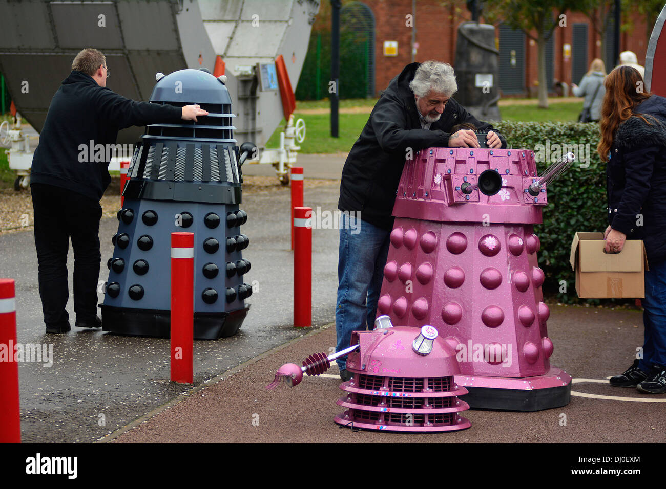 Einige der 20 Daleks auf der Veranstaltung "Wissenschaft von den Timelords" angezeigt werden in The National Space Centre in Leicester montiert. Stockfoto