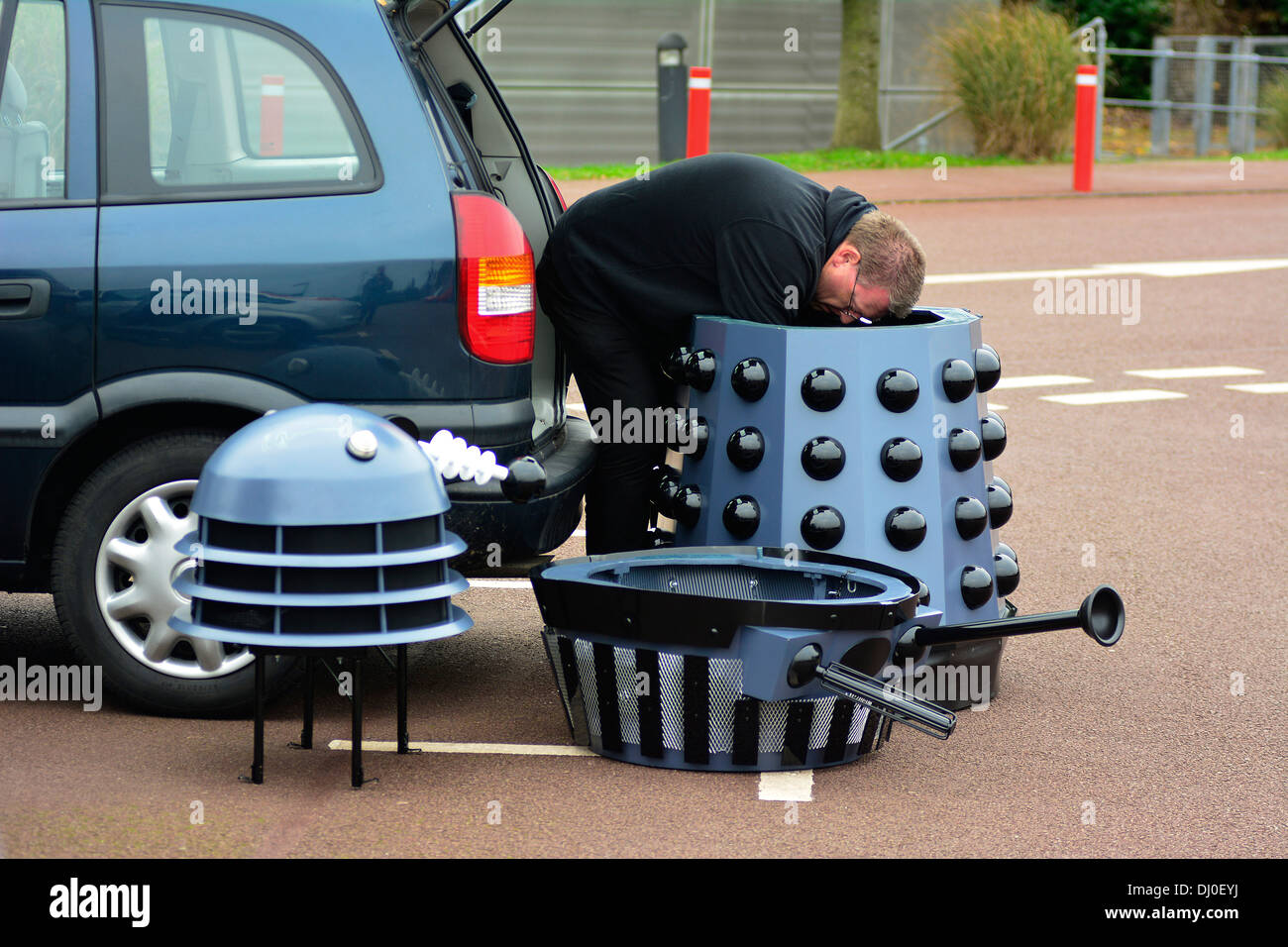 Ray Hyde von Barnsley baut eines der 20 Daleks angezeigt bei der Veranstaltung "Wissenschaft von den Timelords" The National Space Centre in Leicester montiert sind Stockfoto