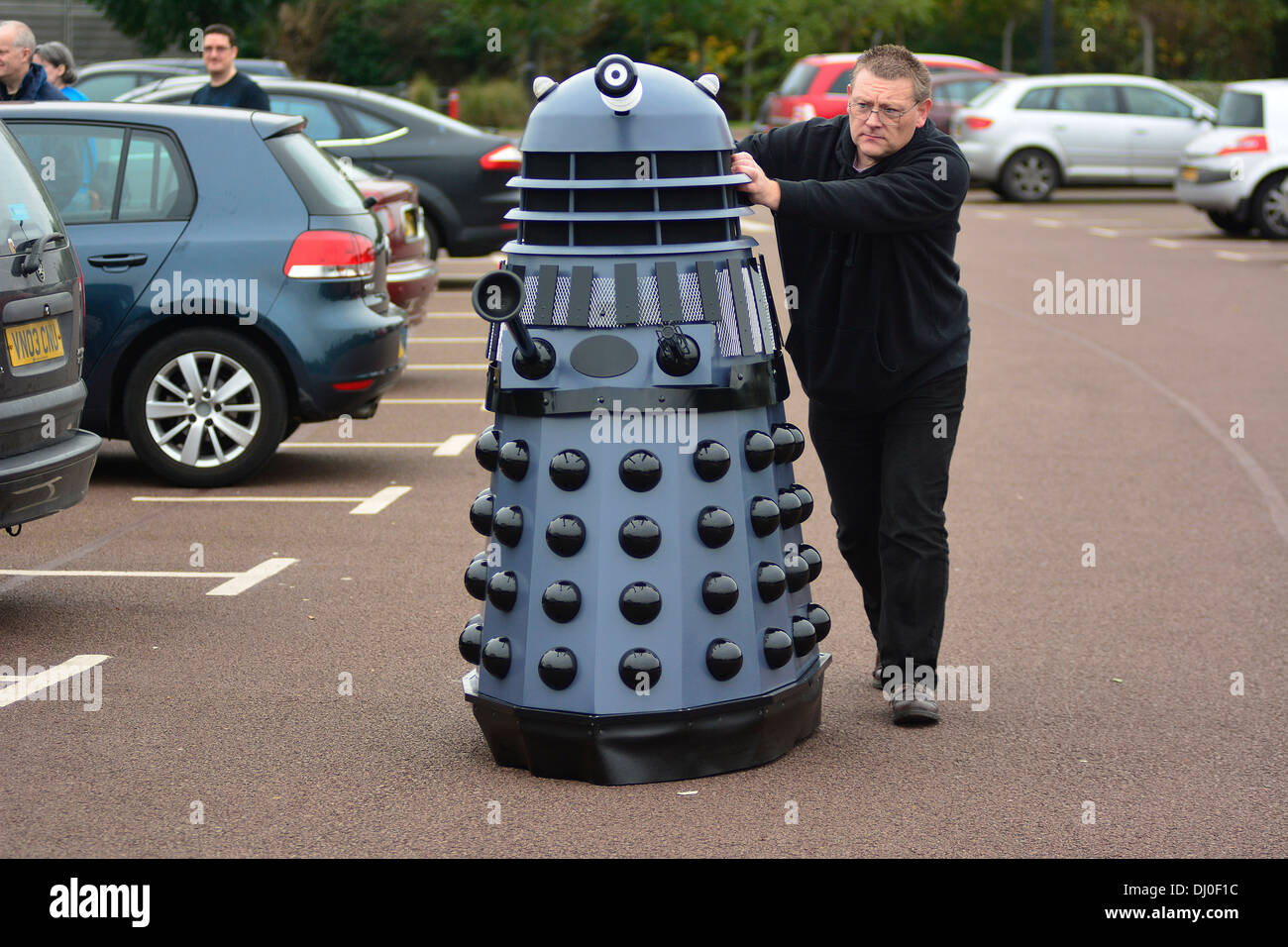 Ray Hyde Barnsley Räder in einer der 20 Daleks angezeigt bei der Veranstaltung "Wissenschaft von den Timelords" sind The National Space Centre in Leicester montiert Stockfoto