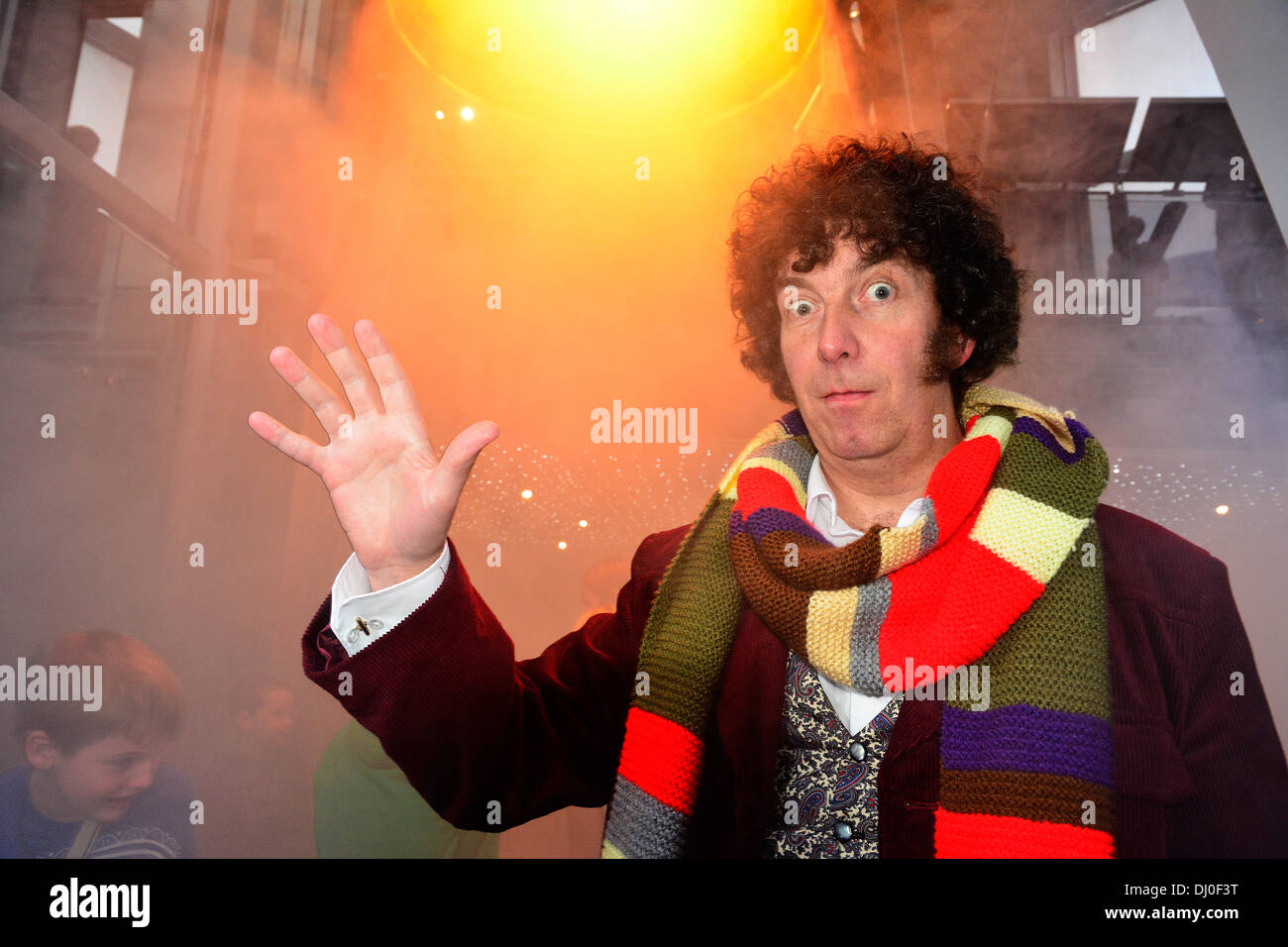 Ady Collier aus Newark, der sich selbst als "The best 4. Dr Who, (Tom Baker), Look-alike im Universum" bei der "Wissenschaft von den Timelords" Event in The National Space Centre in Leicester Stile Stockfoto