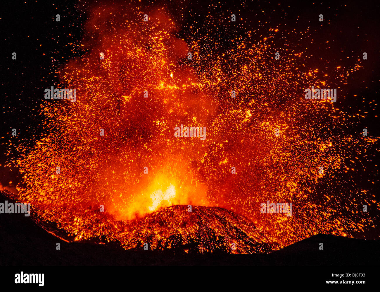 Magnifica Eruzione Del Vulcano Etna Colate Di Lava Ed Esplosioni Tengono Svegli Tutti I Siciliani Credit Wead Alamy Leben Nachrichten Stockfotografie Alamy