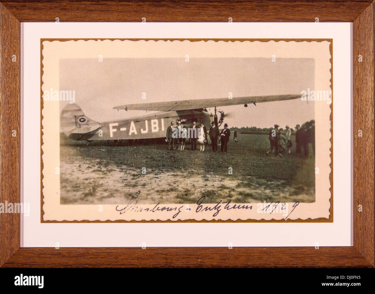 Gerahmte 1929 vintage Bild von Saarbrücken-entzheim mit retro Fokker Flugzeug und Passagiere Elsass Frankreich Europa Stockfoto