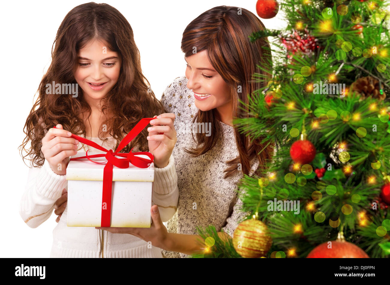 Portrait von verlassen Mädchen mit Mutter öffnen Weihnachts-Geschenk-Box isoliert auf weißem Hintergrund, dekoriert frische grüne Tanne, ha Stockfoto