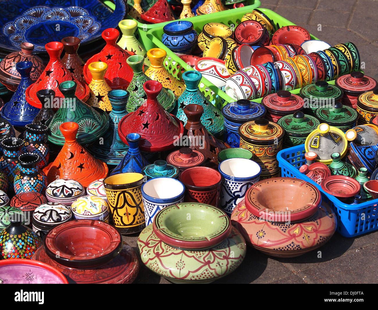 Tajines und Töpfe aus Ton auf Markt in Marokko gemacht Stockfoto