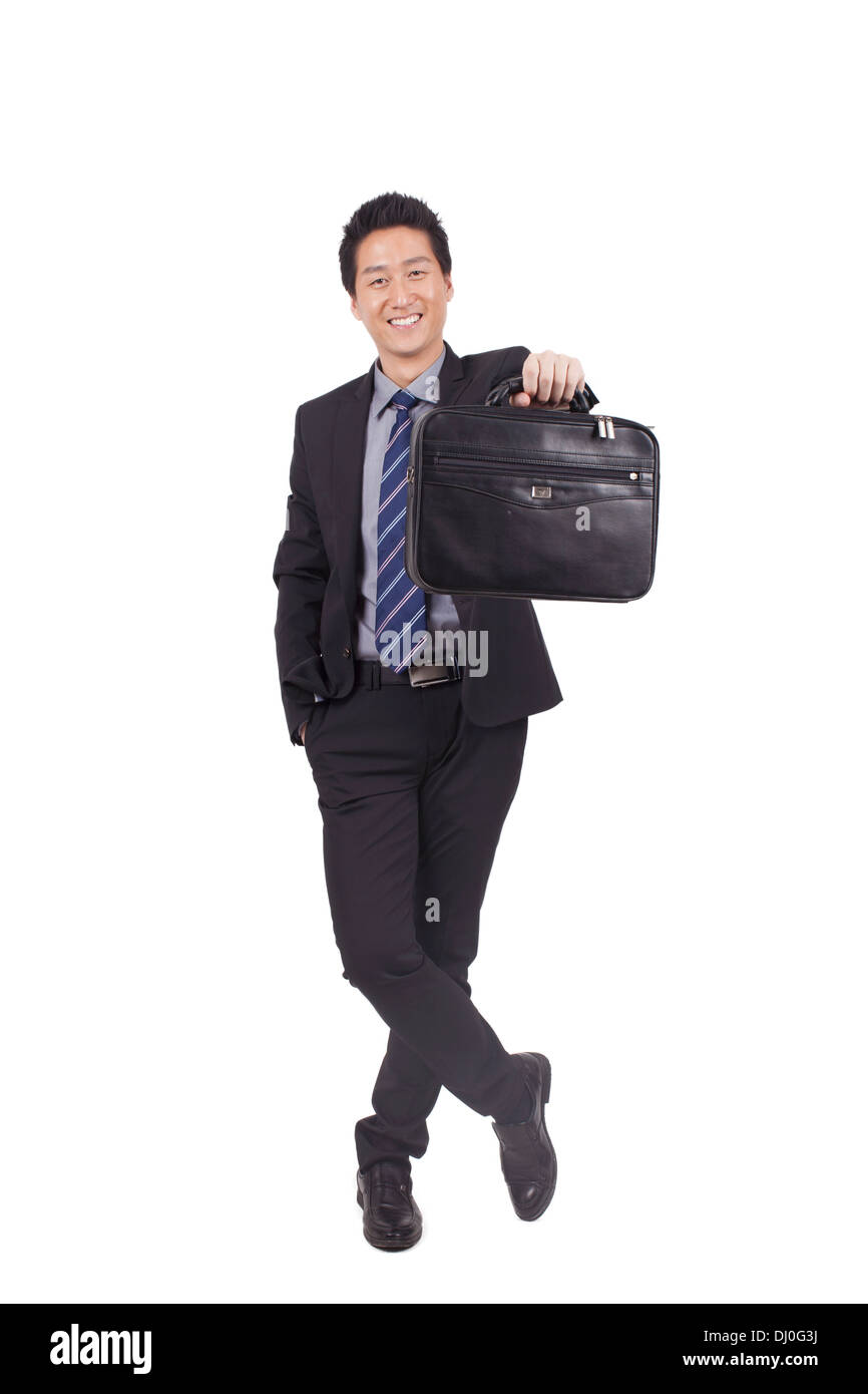 Geschäftsmann hält Portfolio posiert im studio Stockfoto