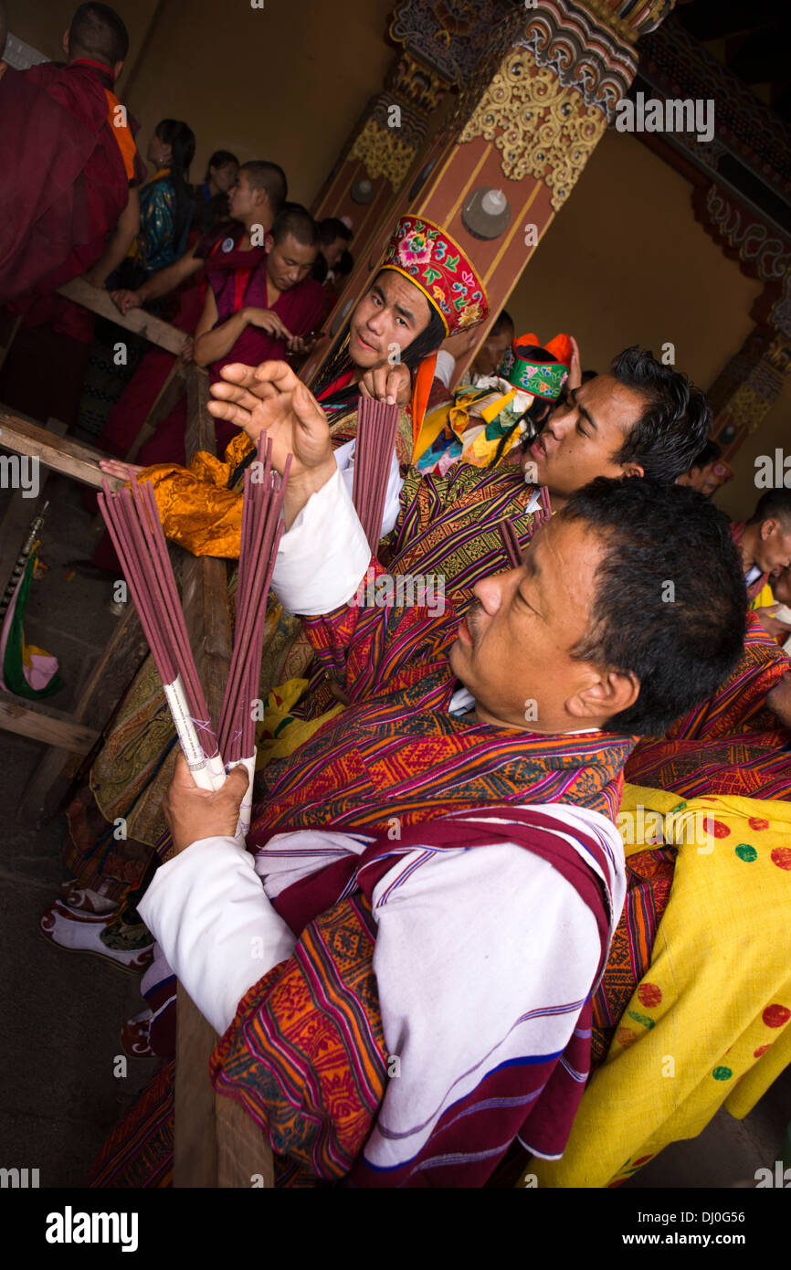Bhutan, Thimpu Dzong, jährliche Tsechu Männer halten Zeremoniell Räucherstäbchen Stockfoto